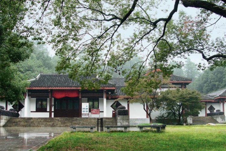 雨谒花明楼,再现光辉形象的铜像